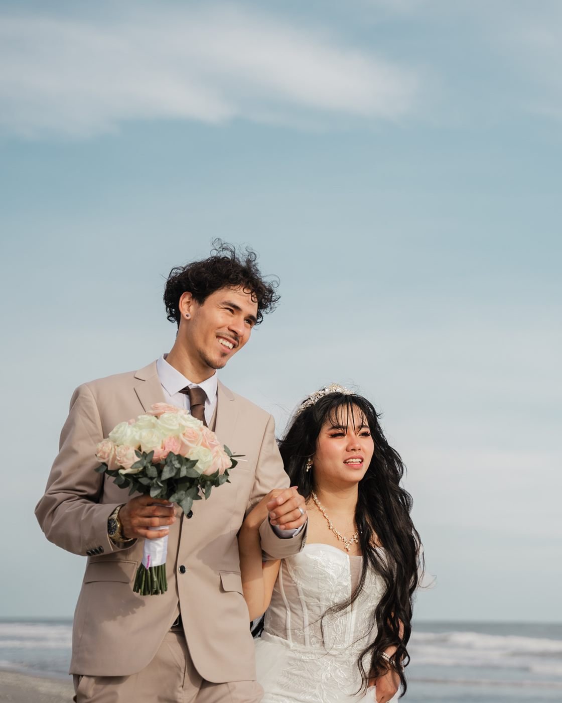 Novios en una playa del Pacífico salvadoreño
