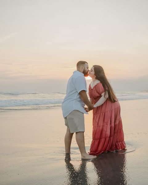 Pareja besándose en la orilla del mar